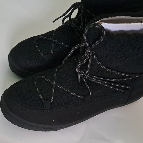 Old navy Faux-Fur-Lined Sherpa Boots for Women size 10 color black - Picture 3 of 4